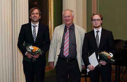 Dr. Johannes Thelen (links) und Dr. Stefan Werner (rechts) zusammen mit Professor Wolfhard Kohte nach der Verleihung der Promotionsurkunden in der Aula durch den Rektor am 1. Juli 2016