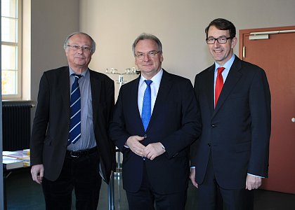 Ministerpräsident Haseloff mit Rektor Sträter und Prof. Kluth