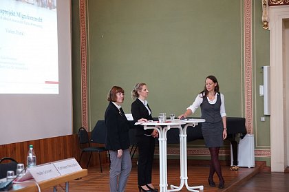 Prof. Dr. Katja Nebe mit Frau Ass. jur. Kathleen Neundorf und Frau Dr. Holle Grünert, die zur Migrationspolitik und zum MIgrationsrecht referiert hatten