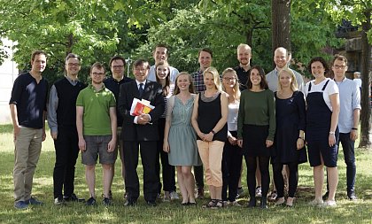 Lehrstuhlmitarbeiter von Prof. Dr. Christian Schröder
(Sommersemester 2017), von
links nach rechts: Julius Günther, Dr. Marcus Bergmann,
Moritz Schwarz, Christian Francke, Prof. Dr. Christian
Schröder, Dieter Pfaff, Anna-Sophie Seidenfaden, Annabell
Blaue, Christopher Winter, Christiane
Steinert, Michelle Poller, Lukas Schackow, Felicia
Steffen,Paul Corleis, Magdalena Vogt, Luisa Lettrari,
Jannik Piepenburg