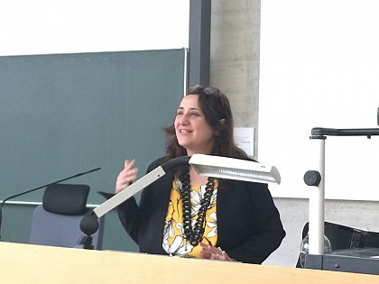 Prof. Dr. Nevhis Deren-Yildirim. Das Foto zeigt sie während Ihres Vortrags zum Thema "Aktuelle Fragen des türkischen Prozessrechts: Die Berufung".