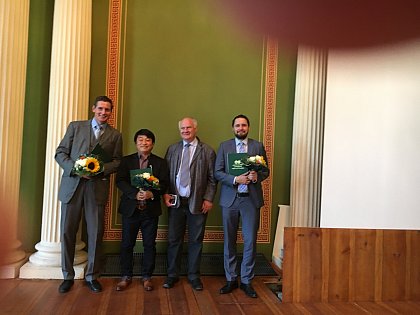 Dr. Christian Matiebel (links), Dr. Daegyu Sung (Mitte) und Dr. Marc Peterson (rechts) zusammen mit Professor Wolfhard Kohte nach der Verleihung der Promotionsurkunden in der Aula durch den Rektor am 23. Juni 2017.