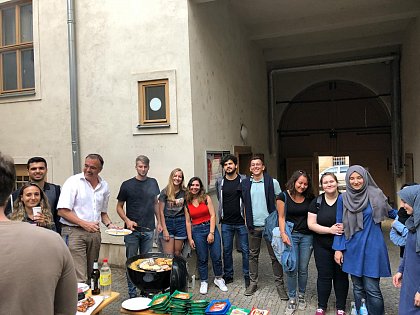 Kleines Gruppenfoto der Studierenden vom Grillfest