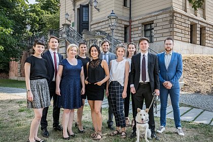 v.l.n.r. Raquel Herrmann, Hendrik Wolters, Kathrein Winkler, Kyra Klocke, Rojin Saremi, Prof. Dr. Daniel Ulber, Leonore Franz, Lisa Behr, Alexander Koch, Felix Bischof, Hündin Zazou Foto: Florian Korb
