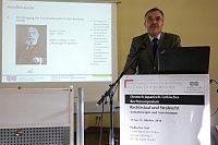 Prof. Rosenau bei seinem Vortrag im Rahmen der Tagung "Rechtsstaat und Strafrecht" / Foto: MLU / Felix Flaig