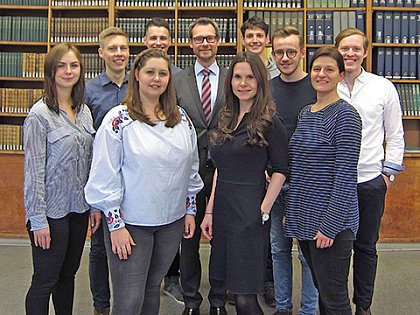 Lehrstuhl Prof. Dr. Malte Stieper (2019)
v.l.n.r. Sabine Weber, Julius Pakusch, Susanne Holotiuk, Moritz Finke, Prof. Dr. Malte Stieper, Marie Sophie Arendt, Konstantin Derfert, Paul Konrad Lang, Alexandra Petzold, Jonathan Pukas