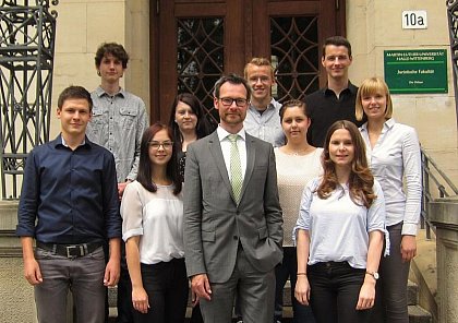 Lehstuhl Prof. Dr. Malte Stieper (Juli 2017)
v.l.n.r. Hannes Henke, Konstantin Derfert, Sabine Weber, Stephanie Deschner, Prof. Dr. Malte Stieper, Paul Konrad Lang, Susanne Holotiuk, Marie Sophie Arendt, Moritz Finke, Sophie Stiller
