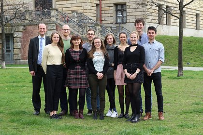 hintere Reihe: Prof. Dr. Dirk Hanschel, Stev Zabel, Florian Müller, Annika Bebenroth, Antonia Gaupp, Carsten Schenke vordere Reihe: Eva Frenz, Kerstin Köhler, Morgane Schultze, Svenja Auerswald, Till Stoye
es fehlen: Frederick Qasem, Julius Bognitz