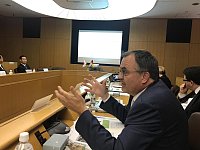 Prof. Rosenau während des Besuchs