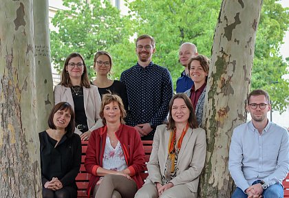 Lehrstuhl Prof. Dr. Meller-Hannich
v. l. n. r. stehend: Lisa Kemmstedt, Lisa Angermund, René Wittke, Curt Brunkhorst,
Elisabeth Krausbeck; sitzend: Katharina Gelbrich, Simone Krapf,
Prof. Dr. Caroline Meller-Hannich, Maximilian Schindler