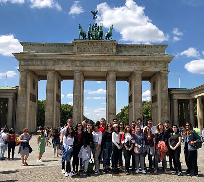 Studierende der Trkisch-Deutschen Universitt Istanbul in Begleitung von Mitarbeitenden des Lehrstuhls Rosenau vor dem Brandenburger Tor. 