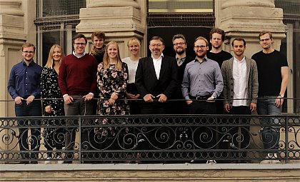 Lehrstuhlmitarbeiter von Prof. Dr. Christian Schrder (Sommersemester 2019), von
links nach rechts:
Moritz Schwarz, Greta Sonnenschein, Christian Francke, Jonathan Vo, Annabell Pfaff, Franziska Tischler, Prof. Dr. Christian Schrder, Dr. Marcus Bergmann, Ottmar Rensch, Paul Corleis, Jannik Piepenburg, Florian Schmidt