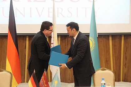 Anfang Juni reisten der Rektor der MLU, Prof. Dr. Tietje, der Dekan, Prof. Dr. Rosenau, Jun.-Prof. Dr. Aliyev und die Leiterin des International Office der MLU, Dr. Hussner, zu einem Besuch der M. Narikbayev KAZGUU nach Nur-Sultan, Kasachstan.