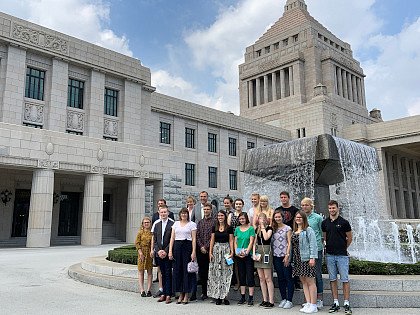 Studierende der juristischen Fakultät der Martin-Luther-Universität vor dem japanischen Parlamentsgebäude in Tokyo.