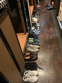 Der Begriff Izakaya bezeichnet die klassische japanische Kneipe. Oft gilt dort die Regel: Schuhe mssen drauen bleiben. 