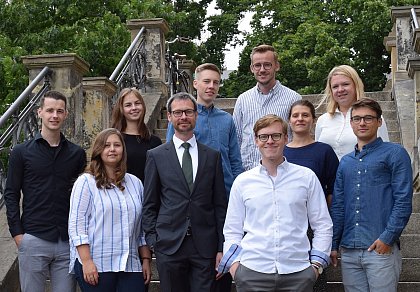 Lehrstuhl Prof. Dr. Malte Stieper (2019)
v.l.n.r. Moritz Finke, Susanne Holotiuk, Sabine Weber, Prof. Dr. Malte Stieper, Julius Pakusch, Paul Konrad Lang, Jonathan Pukas, Alexandra Petzold, Lea Steckann; Konstantin Bachmann