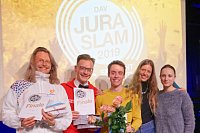 Gruppenfoto der Finalistinnen und Finalisten des DAV-Jura-Slam 2019. Zu sehen von links: Mark-Philipp Luboschik, Felix Flaig, Konstantin Hartwig, Kaja Börner, Karolina Mieszaniec. Bildrechte: DAV/Andreas Burkhardt Berlin