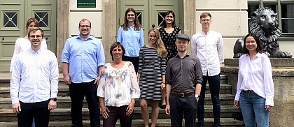 Lehrstuhl Prof. Dr. Meller-Hannich
v.l.n.r.: Pauline Modra, René Wittke, Lukas Hundertmark, Simone Krapf, Lisa Kemmstedt, Nancy Geppert, Katharina Gelbrich, Curt Brunkhorst, Franz Meißner, Prof. Dr. Caroline Meller-Hannich