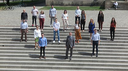 Foto des Lehrstuhlteams und des Teams des MER.
v.l.,hinten: Kim Philip Linoh, Felix Flaig, Carolin Winterberg, Engin Turhan, Alexandra Liebing, Philipp Mädje, Nancy Elze, Dr. Carina Dorneck, Sonja Hönnicke, Franziska Thomas.
v.l., vorne: Sadullah Ankarali, Dr. Kerstin Junghans, Henning Lorenz, Samuel Rehberger, Prof. Dr. Henning Rosenau, Felicia Steffen, Johannes Porzelle.
Foto: MLU/Junkermann
