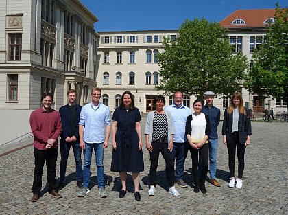 Lehrstuhl Prof. Dr. Meller-Hannich
v.l.n.r.: Raul Campos Silva, Franz Meißner, Sven Bomhoff, Prof. Dr. Caroline
Meller-Hannich, Simone Krapf, Lukas Hundertmark, Dr. Katharina Gelbrich, Curt
Brunkhorst, Pauline Modra