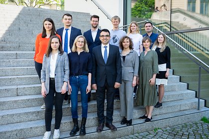 v.l.n.r., 1. Reihe: Kseniia Krylova, Anastasiia Bessonova,
Prof. Dr. Azar Aliyev, Liubov Zazulina, Charlotte Becker,
Ksenia Arestova; 2. Reihe: Iryna Ostashuk, Turkhan
Ismayilzada, Hannes Lutze, Jonathan Siebeck, Anna Kirchhoff,
Elshad Mammadli