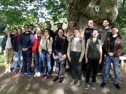 Gruppenfoto im Park von Schulpforta. Mit dabei waren Mitarbeitende des Lehrstuhls sowie des MER-Zentrums.