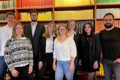 Teilnehmende am Soldan Moot Court 2021:
Coach Daniel Timmermann, Alexandra Rothe, Paul Baudis, Meret Scheitenberger, Lisa Blisse, Jessica Lea Bauske, Chiara Laimer und Coach Christian Häntschel (von links)
