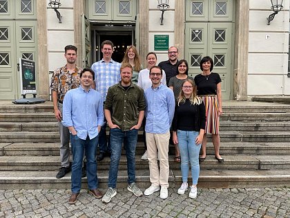 Lehrstuhl Prof. Dr. Meller-Hannich
v.l.n.r. (hintere Reihe): Paul Baudis, Dr. Daniel Timmermann, Pauline
Modra, Prof. Dr. Caroline Meller-Hannich, Lukas Hundertmark, Dr. Katharina
Gelbrich, Simone Krapf; (vordere Reihe) Raul Campos Silva, Sven Bomhoff,
Prof. Dr. Konstantin Branovitskiy, Lisa Blisse