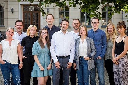 v.l.n.r. Kathrein Winkler, Hannes Müller, Jaqueline Stein, Jenny Unger, Clemens Dahlke, Prof. Daniel Ulber, Tom Lueken, Julia Kahlo, Till Staps, Karla Schöbel (ehem.), Leonore Franz (ehem.) Foto: Imke Germer