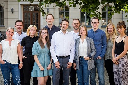 v.l.n.r. Kathrein Winkler, Hannes Mller, Jaqueline Stein, Jenny Unger, Clemens Dahlke, Prof. Daniel Ulber, Tom Lueken, Julia Kahlo, Till Staps, Karla Schbel (ehem.), Leonore Franz (ehem.) Foto: Imke Germer