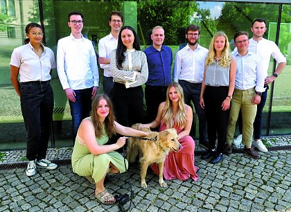 v.l.n.r. Leona Rössel, Darius Ruff, Leah Wetenkamp, Mika
Westphahl, Prof. Anne-Christin Mittwoch, Selma (Postdog),
Felix Harnisch, Lisa Tulikowski, Sven-Erik Dill, Karla
Schöbel, Leonard Elste, Bruno Trommer
Foto: Peter Junkermann