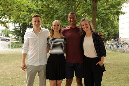 Samuel Rehberger, Christina Tropartz, Ebi Seimebua und Charlotte Becker (v.l.n.r.)
Nicht im Bild: Jun.-Prof. Dr. Lucia Sommerer, Ruby Salamann, Hendrik Uken