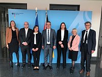 Das Forschungskonsortium. 
V. l. n. r.: Lisa Poel, Lukas 
Hundertmark, Prof. Dr. Katharina 
Gelbrich, Dr. Stefan Ekert, Prof. Dr. Caroline Meller-Hannich, 
Monika Nhr, Prof. Dr. Armin Hland (nicht im Bild: Adrian 
Moser)