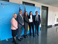 Die bergabe des Abschlussberichts. 
V. l. n. r.: Monika Nhre, 
Dr. Stefan Ekert, Staatssekretrin 
Dr. Angelika Schlunck, Prof. Dr. Caroline Meller-Hannich, 
Prof. Dr. Armin Hland
