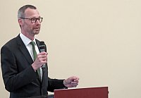 Prof. Dr. Stieper eröffnet die Podiumsdiskussion