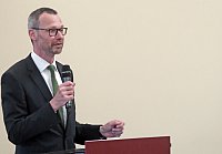 Prof. Dr. Stieper erffnet die Podiumsdiskussion