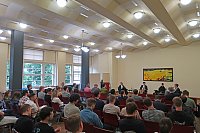 Publikum während der Podiumsdiskussion