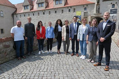 v.l.n.r.: Gastprofessor Javid Gadirov, Jonathan Siebeck, 
Gastwissenschaftlerin Aybike Seyhan, Olga Guselnikova, 
Gastprofessorin Aynur Akhundli, Charlotte Becker, Prof Dr. Azar Aliyev, Liubov Zazulina, Ksenia Arestova, Hannes 
Lutze 