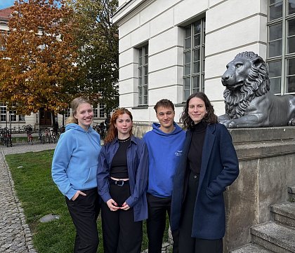 Das Moot Court Team 2023/24
v.l.n.r.: Hannah Spittler, Theodora Leithold, Marc-Lukas Markhoff, Hannah Sommer