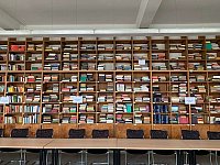 Bibliothek im Mai 2022, nachdem die Bücher ihren Platz im Regal gefunden haben. Der Bestand wird schrittweise katalogisiert.
(Foto: Anne Löser)