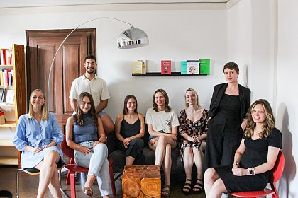 Christina Tropartz, Ruby Salamann, Johannes Hummelmeier, Célestine Dupont,
Sarah Andersen, Maria Dietze, Jun.-Prof. Dr. Lucia Sommerer und Lena Leffer
(v.l.n.r.)
Nicht im Bild: Samuel Rehberger, Hendrik Uken