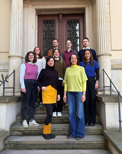 Lehrstuhl Prof. Dr. Katja Nebe im M�rz 2026
Reihe 3 (v.l.n.r.): Rahel Schulze, Franz Kluge, Berit Dose, Roman Lindbach
Reihe 2: Anna Schmieder, Anna Laube, Vanessa Specht
Reihe 1: Maria Schendel, Prof. Dr. Katja Nebe 
In Abwesenheit: Paula Vogel